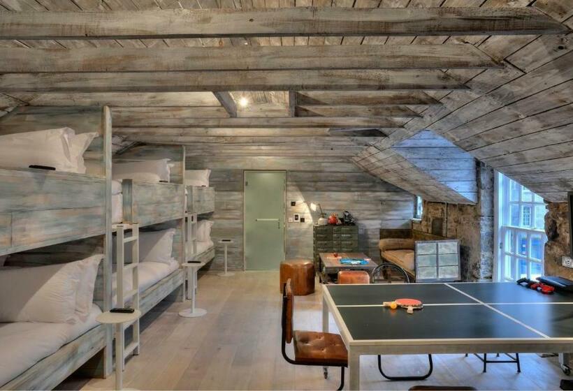 מיטה בחדר משותף, Stay Central