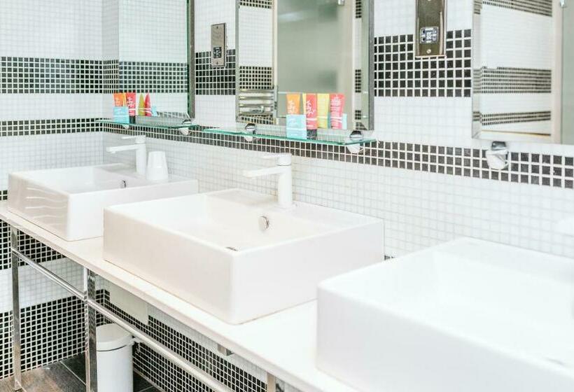 מיטה בחדר משותף, Stay Central