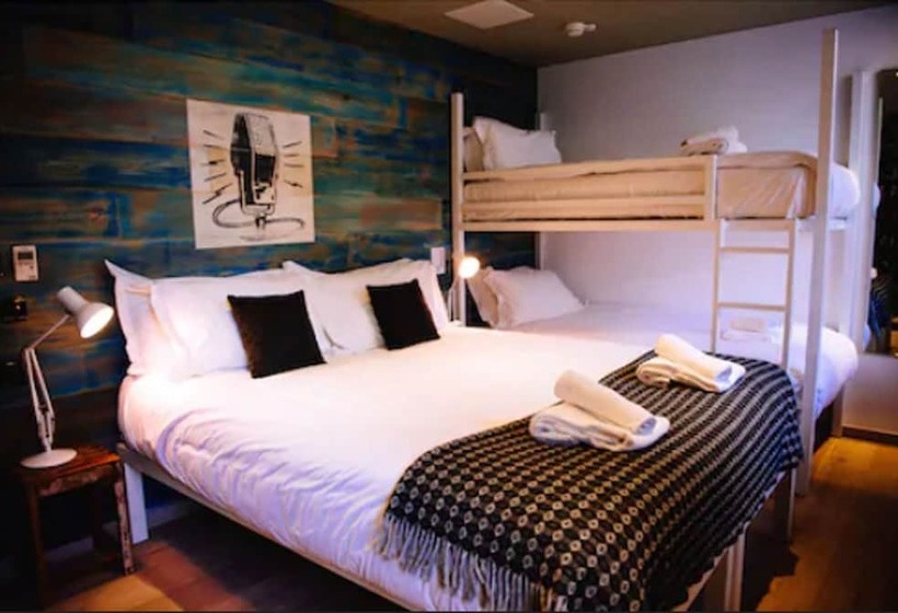 חדר סטנדרט לארבעה, Stay Central