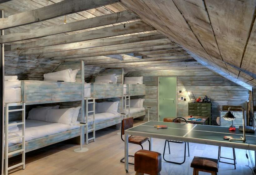 מיטה בחדר משותף, Stay Central