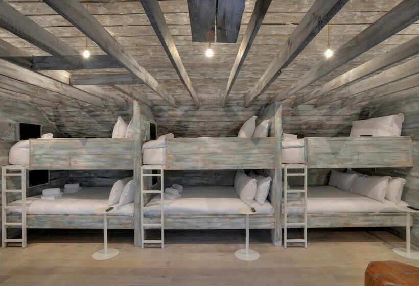 מיטה בחדר משותף, Stay Central