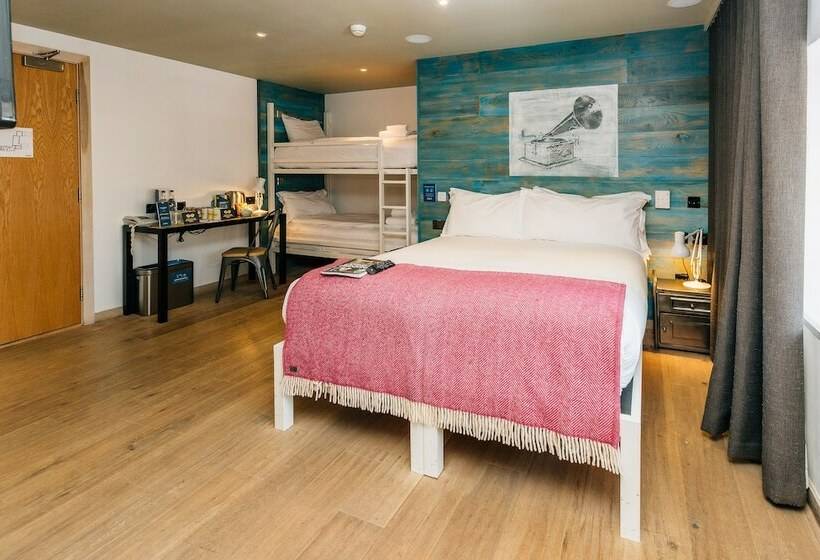 חדר סטנדרט לארבעה, Stay Central