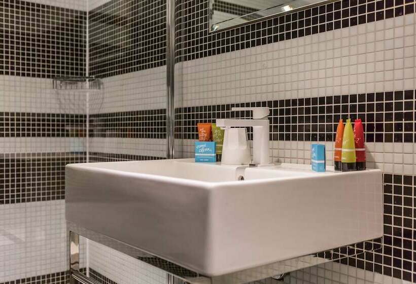 חדר סטנדרט לארבעה, Stay Central