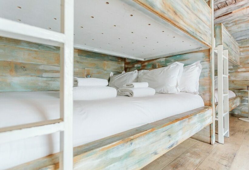 מיטה בחדר משותף, Stay Central