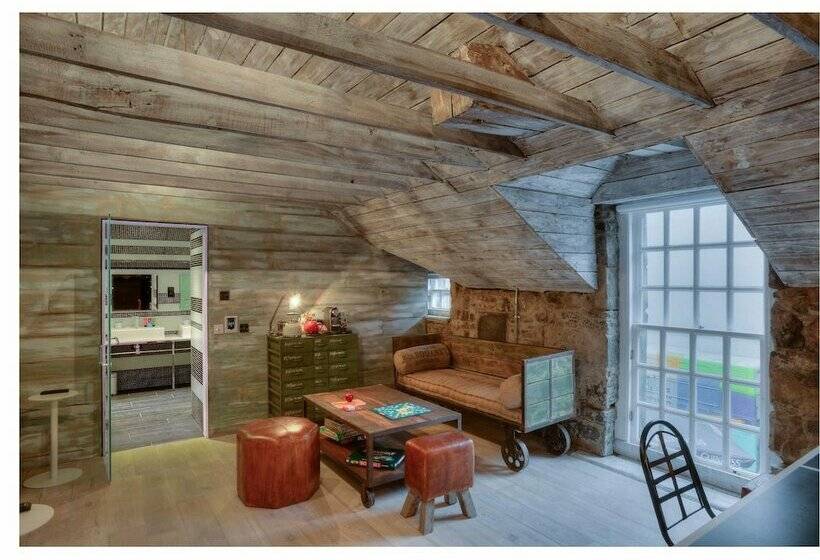 מיטה בחדר משותף, Stay Central