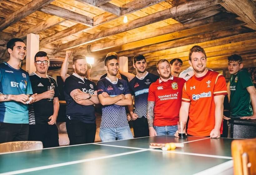 מיטה בחדר משותף, Stay Central