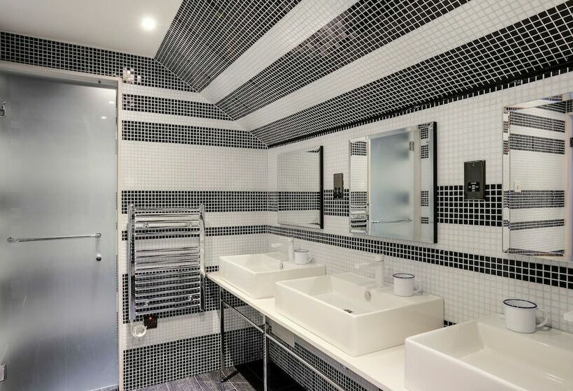 מיטה בחדר משותף, Stay Central