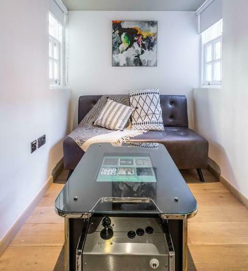 חדר אקזקיוטיב, Stay Central