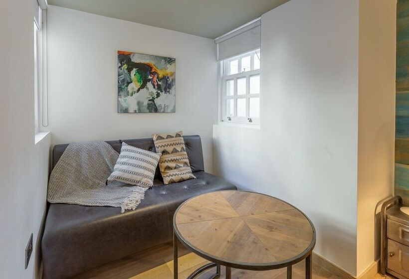 חדר אקזקיוטיב, Stay Central