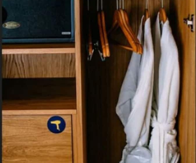 חדר אקזקיוטיב, Stay Central