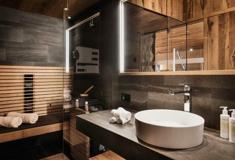 جناح جونيور, Berghotel Biberkopf