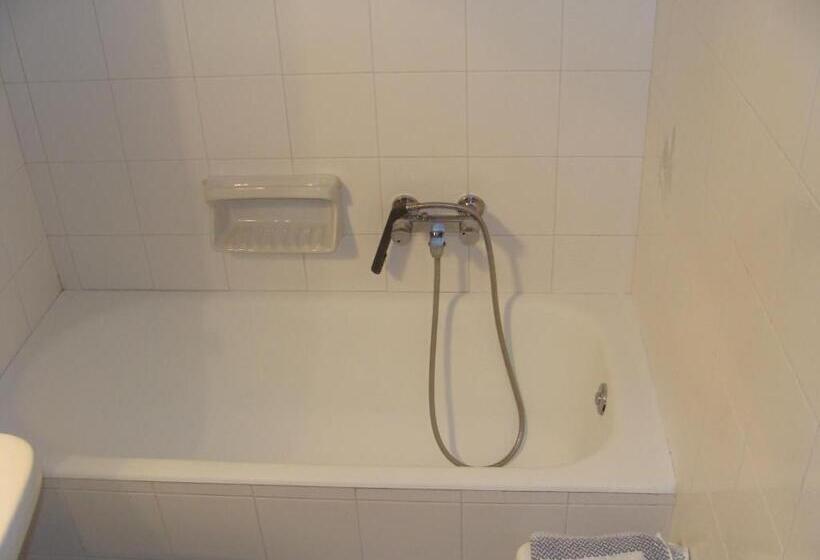 חדר סטנדרט לשלושה, Aris