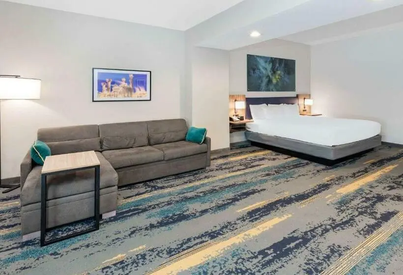 キングサイズベッドのデラックスルーム, La Quinta Inn & Suites By Wyndham Texas City I 45