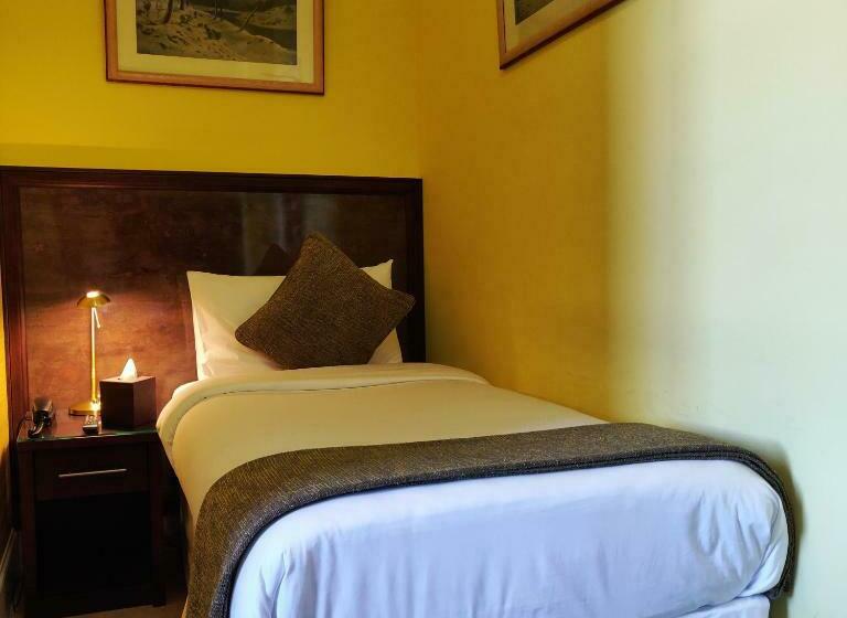 غرفة قياسية فردية, Strathness House