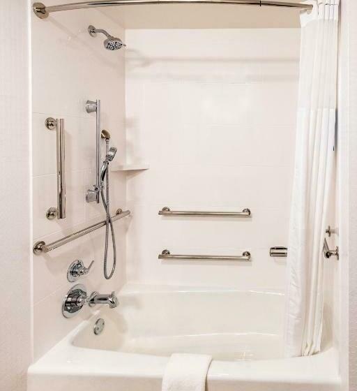 适合残疾人士使用的带超级大床的标准间, Hampton Inn & Suites Keller Town Center