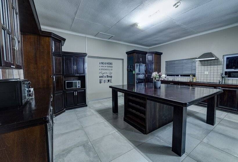 تختخواب در اتاق مشترک, Naankuse Travellers Inn   Hostel