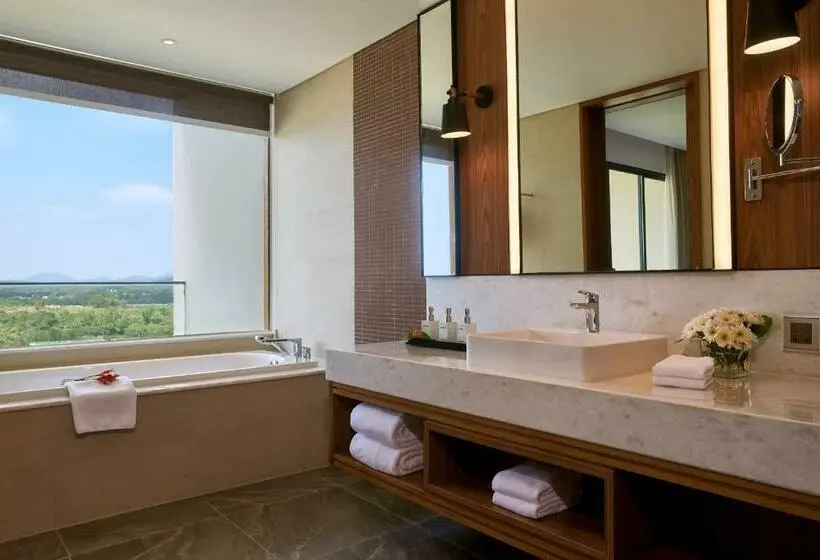 اتاق لوکس خانوادگی, Mövenpick Resort Waverly Phu Quoc