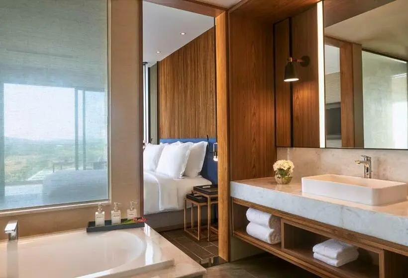 سوییت با چشم‌انداز دریا, Mövenpick Resort Waverly Phu Quoc
