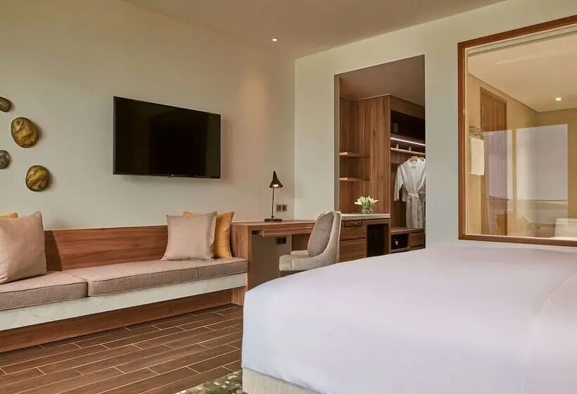 اتاق سوپریور با چشم‌انداز دریا و بالکن, Mövenpick Resort Waverly Phu Quoc