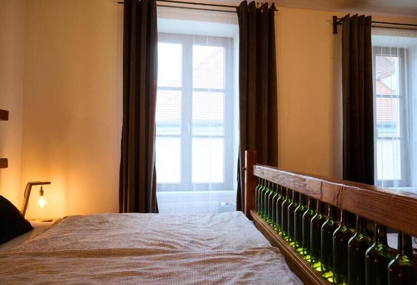 디럭스 룸, Dům U Lázní