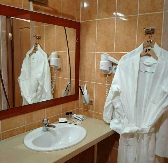 اتاق لوکس, кұрмет