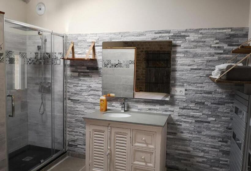 חדר משפחתי, La Petite Plaine