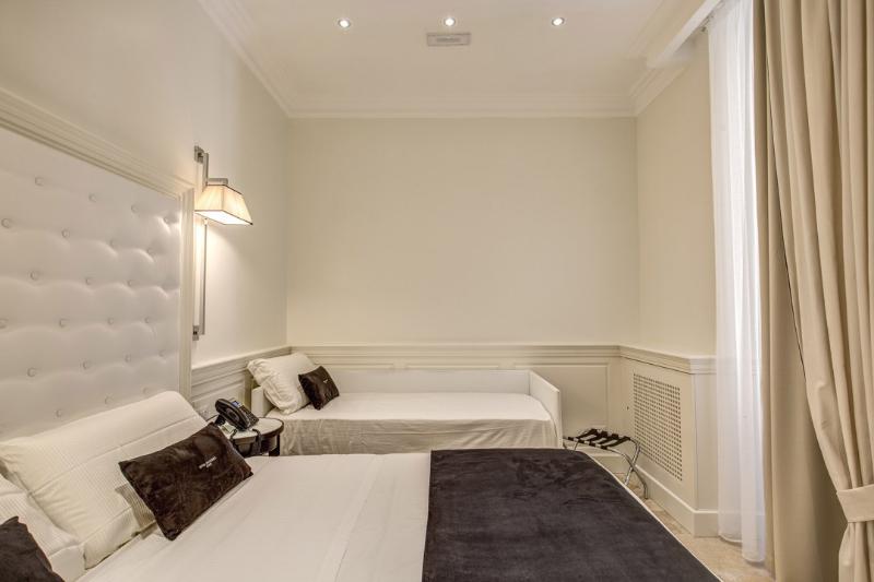 חדר סטנדרט לשלושה, Dei Quiriti