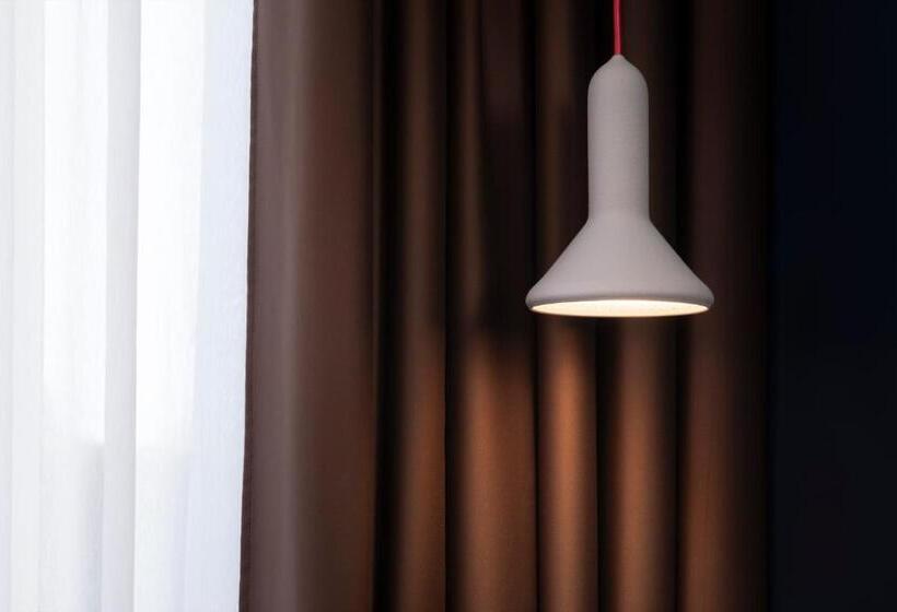 شقة غرفة واحدة, Le Bugatti