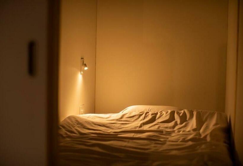 מיטה בחדר משותף, Inn Sect