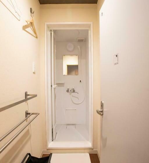 מיטה בחדר משותף, Inn Sect