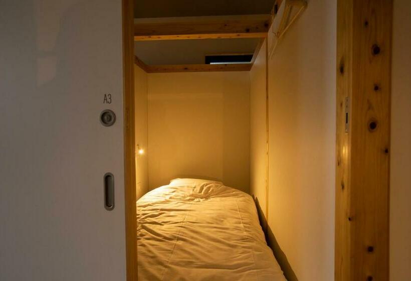 מיטה בחדר משותף, Inn Sect