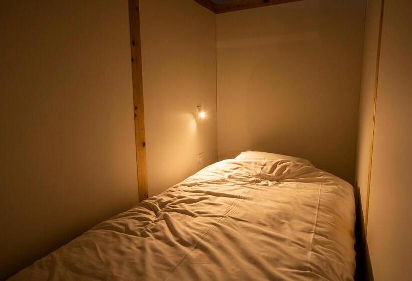 מיטה בחדר משותף, Inn Sect