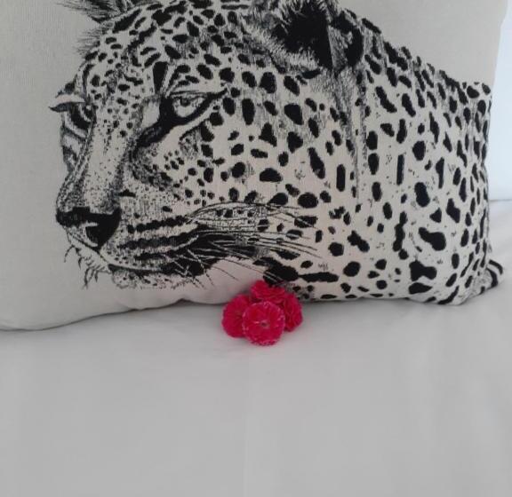 プールビュースイート, Bougainvilla Guest House