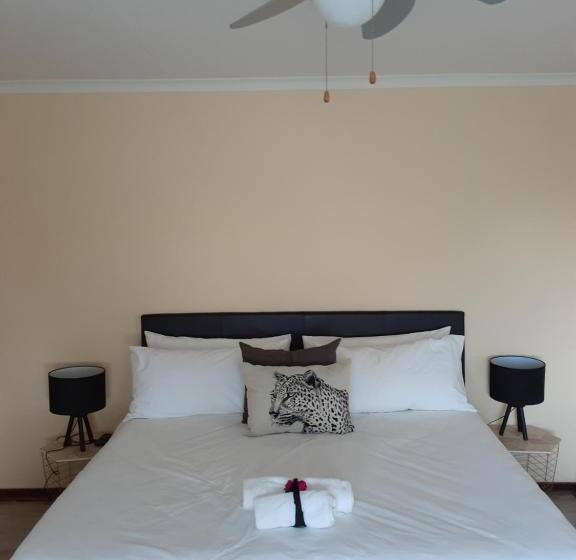 プールビュースイート, Bougainvilla Guest House