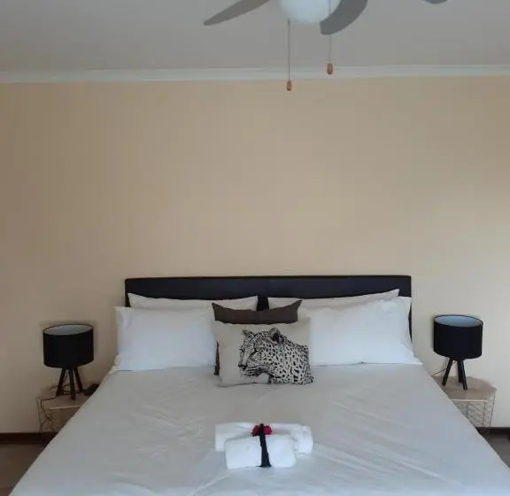 Sviitti Allasnäkymä, Bougainvilla Guest House