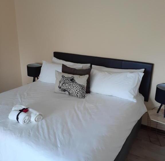 プールビュースイート, Bougainvilla Guest House