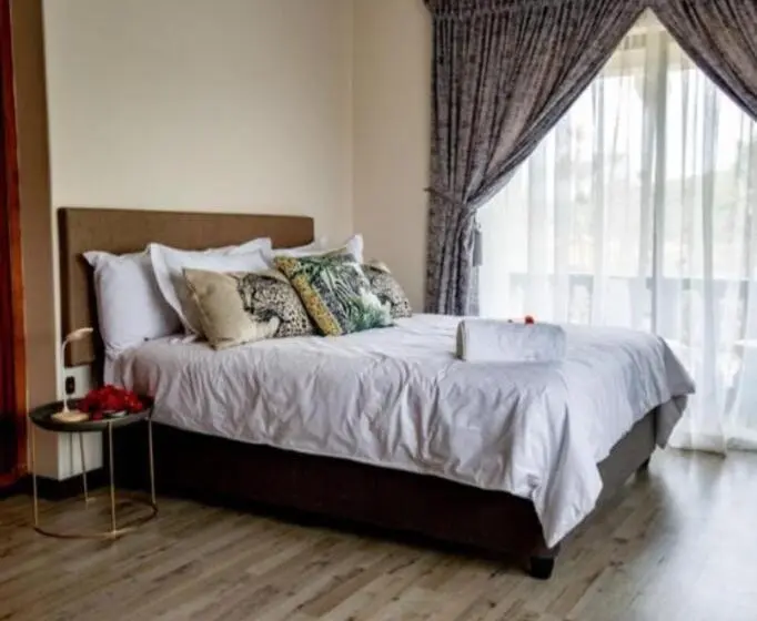Basic Kolmen Hengen Huone, Bougainvilla Guest House