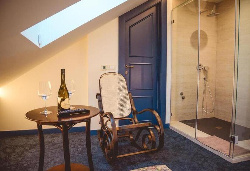 اتاق خانوادگی, Boutique Macchiato House