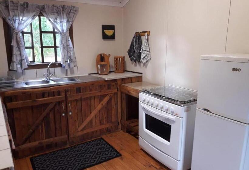 بنجلو قياسى 3 غرف نوم, Declan House