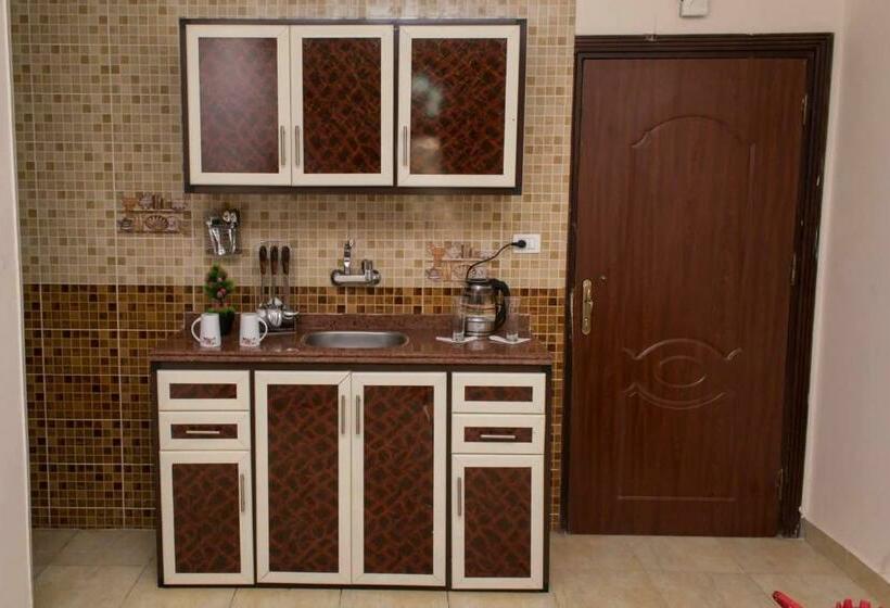 استودیوی استاندارد, Charbel Apartments