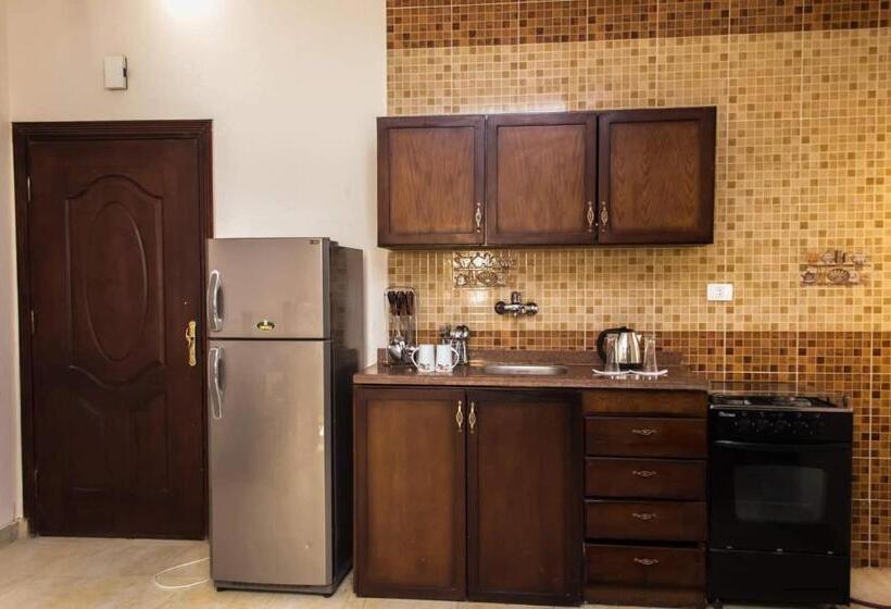 استودیوی استاندارد, Charbel Apartments