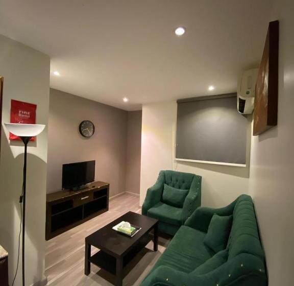 חדר אקונומי לשלושה, Desert Rose