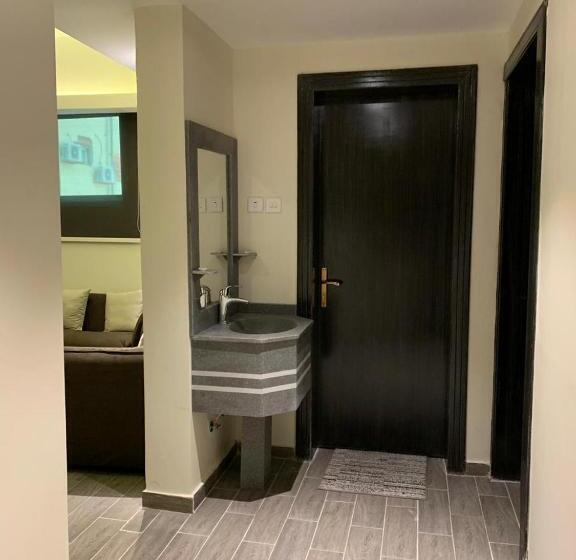 דירת שני חדרים, Desert Rose