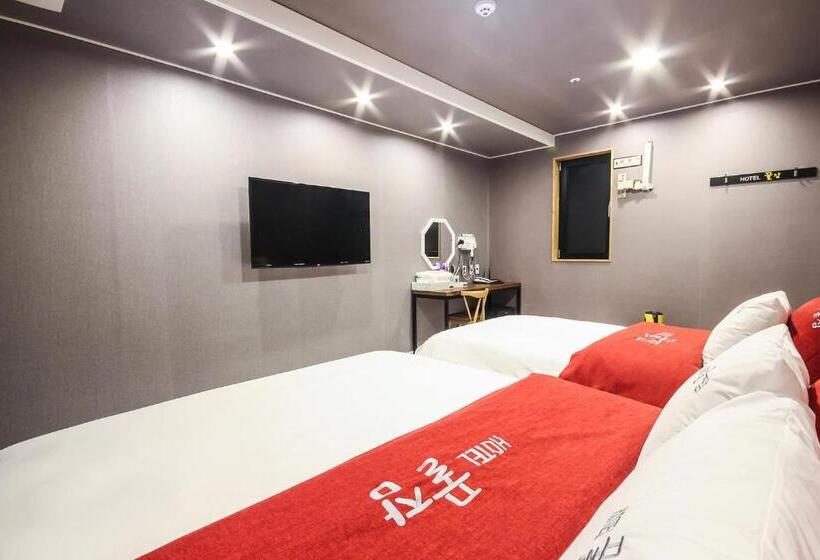 Трехместный Номер Deluxe, Gguljam