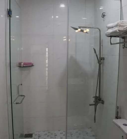 اتاق استاندارد سه نفره, Hồng Hạc