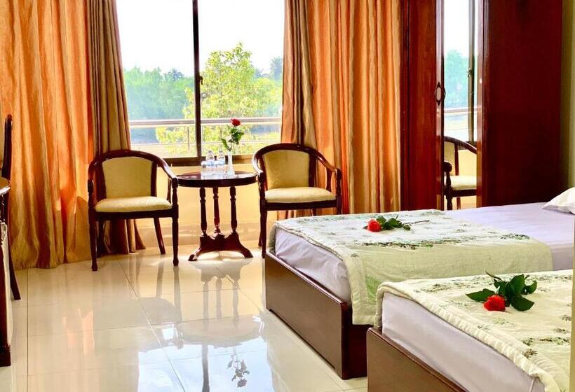 اتاق سوپریور, Hung Vuong