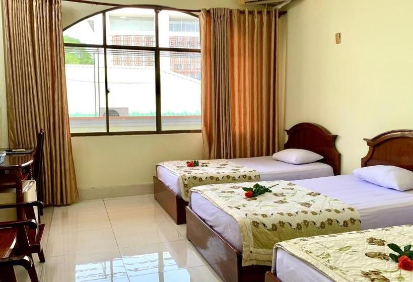 اتاق استاندارد سه نفره, Hung Vuong