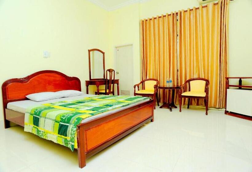 اتاق لوکس, Hung Vuong