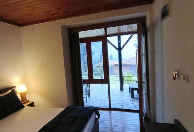 اتاق استاندارد سه تخته با بالکن, Lycia Nature House