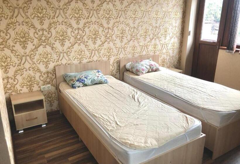 اتاق استاندارد سه تخته با بالکن, Private House